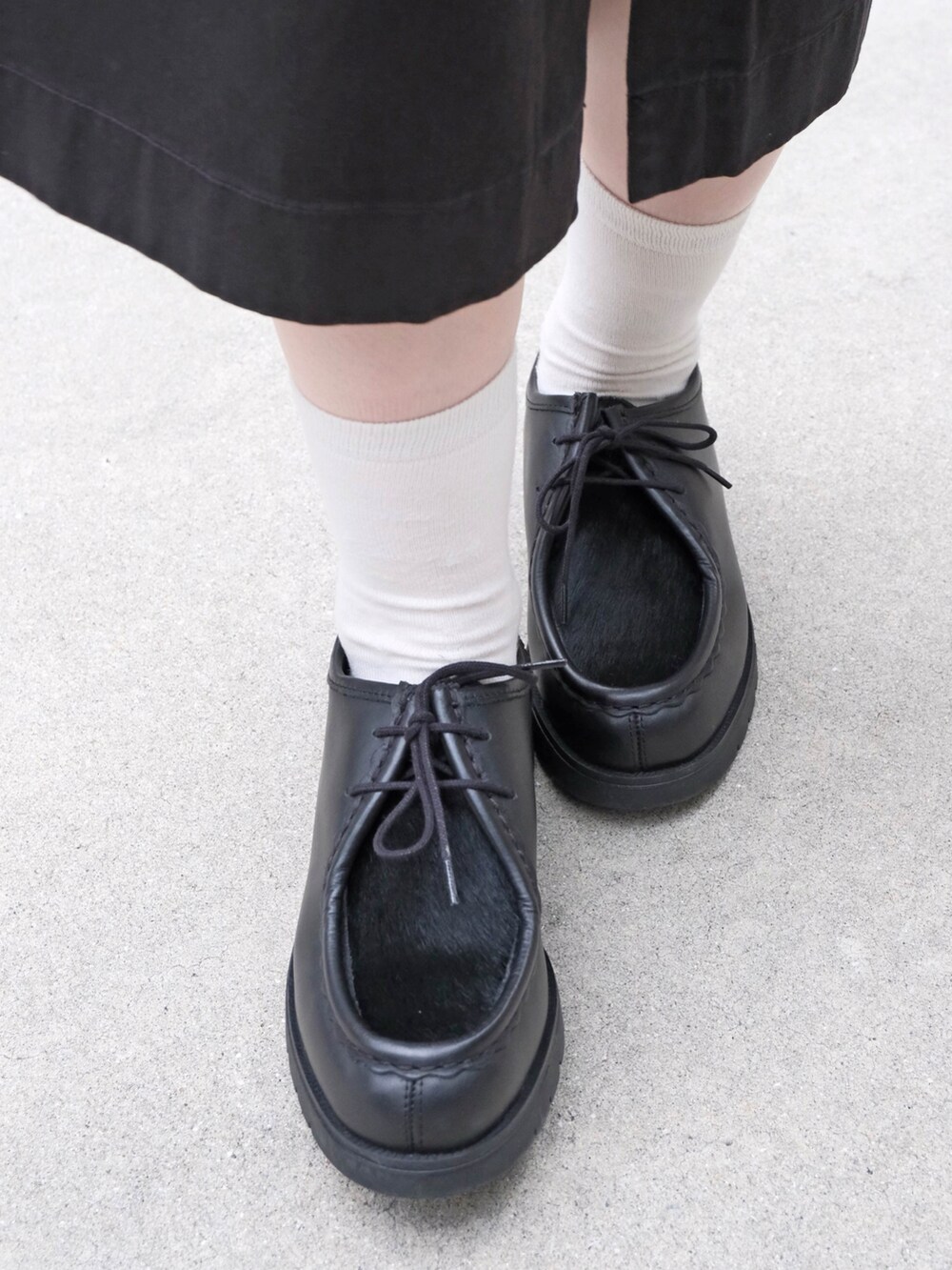 ブラック系のモカシン/デッキシューズを着用したレディースの夏コーディネートの2枚目の写真