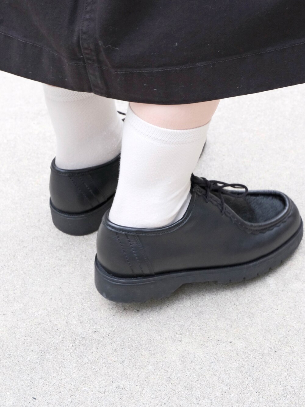 ブラック系のモカシン/デッキシューズを着用したレディースの夏コーディネートの3枚目の写真