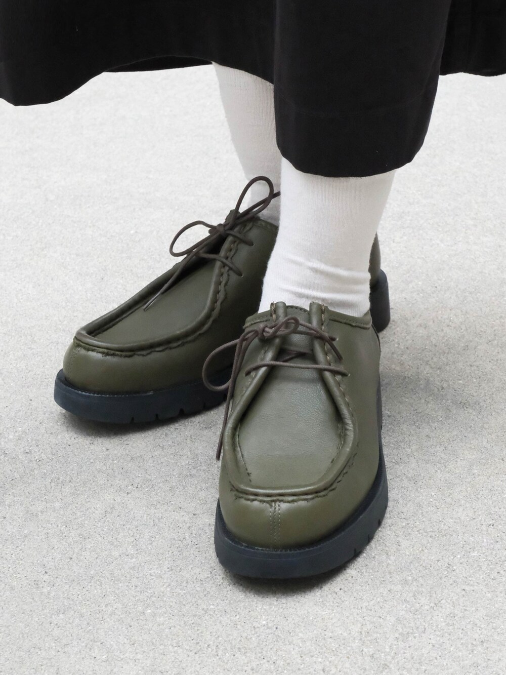 ブラック系のモカシン/デッキシューズを着用したレディースの夏コーディネートの3枚目の写真