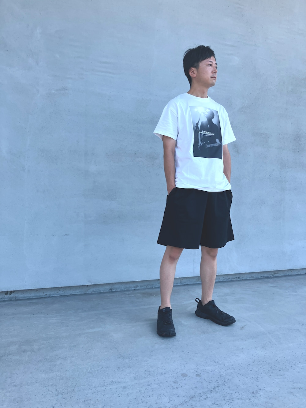 ブラック系のベスト、ブラック系のTシャツ/カットソー、ブラック系のスニーカーを着用したメンズの夏コーディネートの2枚目の写真