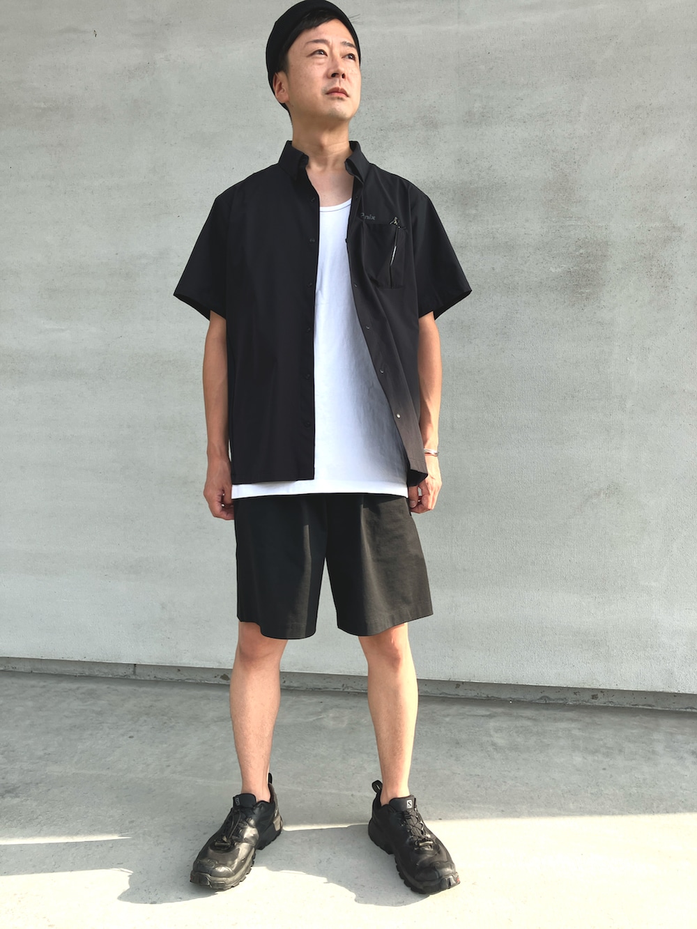 ブラック系のTシャツ/カットソー、ブラック系のスニーカー、ホワイト系のタンクトップを着用したメンズの秋コーディネートの2枚目の写真