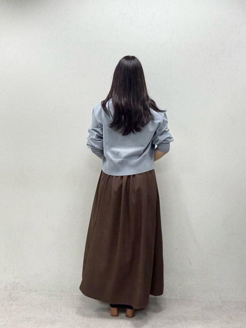 ブラウン系のワンピース、ブルー系のカーディガン/ボレロを着用したレディースの秋コーディネートの3枚目の写真