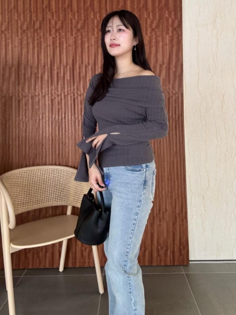 ブルー系のデニムパンツ、グレー系のTシャツ/カットソーを着用したレディースの春コーディネートの2枚目の写真