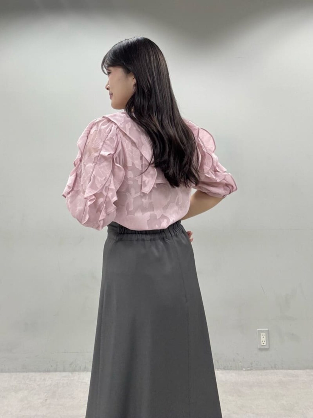グレー系のスカート、ピンク系のシャツ/ブラウスを着用したレディースの春コーディネートの4枚目の写真