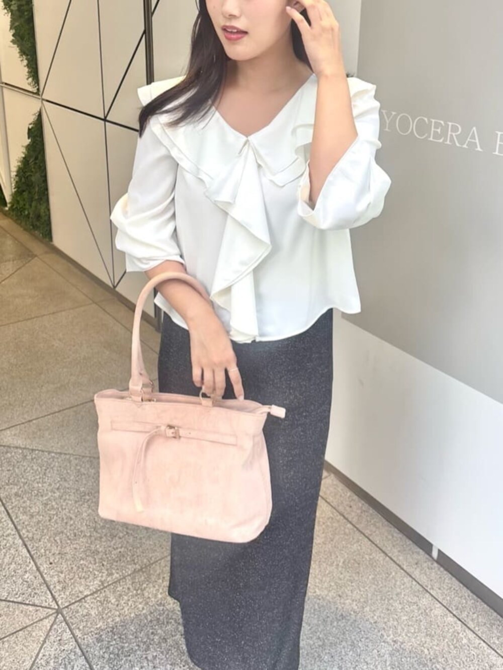 ブラック系のスカート、ホワイト系のシャツ/ブラウスを着用したレディースの夏コーディネートの4枚目の写真