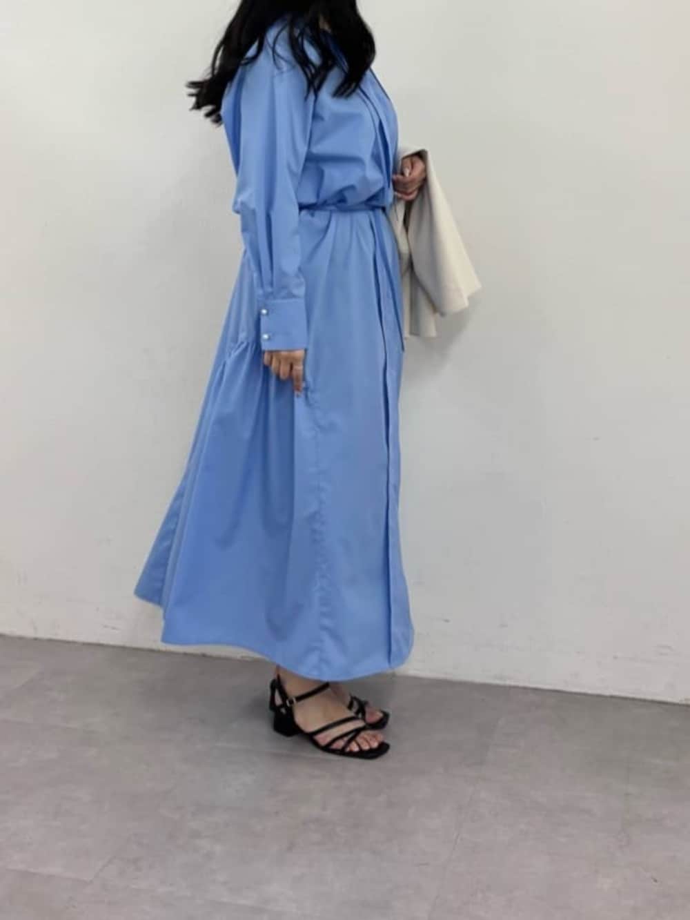 ホワイト系のテーラードジャケット、ブルー系のシャツワンピースを着用したレディースの春コーディネートの5枚目の写真