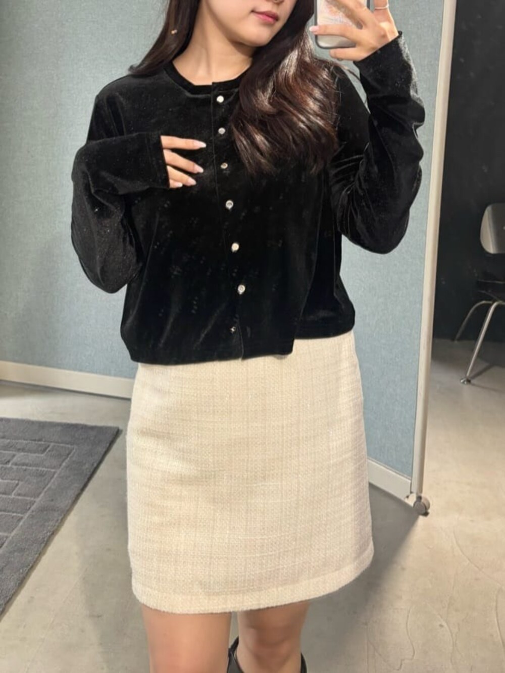 ホワイト系のスカート、ブラック系のカーディガン/ボレロを着用したレディースの冬コーディネートの4枚目の写真