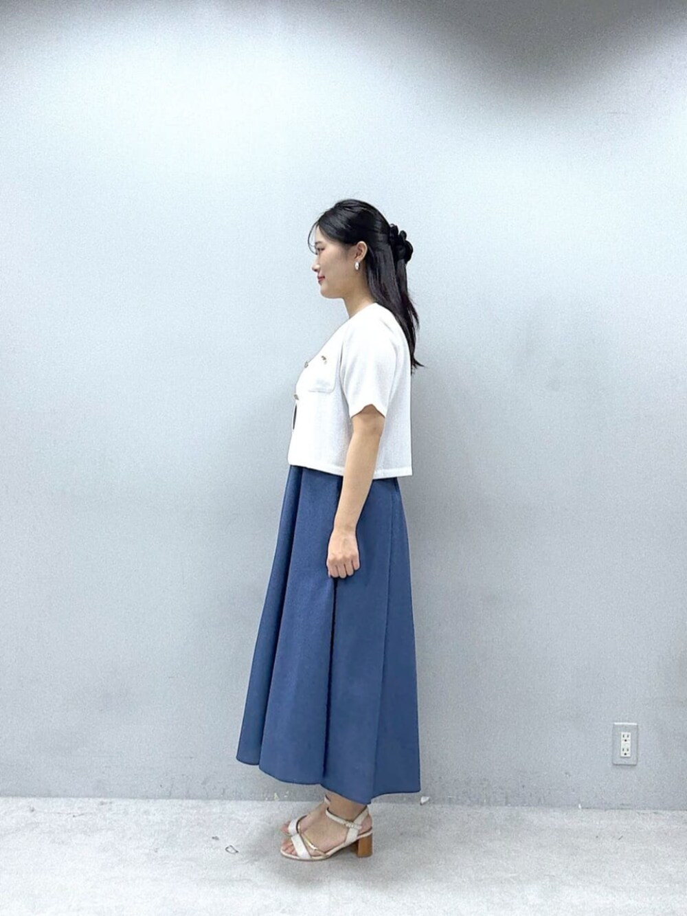 ホワイト系のTシャツ/カットソー、ホワイト系のニット/セーター、ブルー系のワンピースを着用したレディースの春コーディネートの4枚目の写真