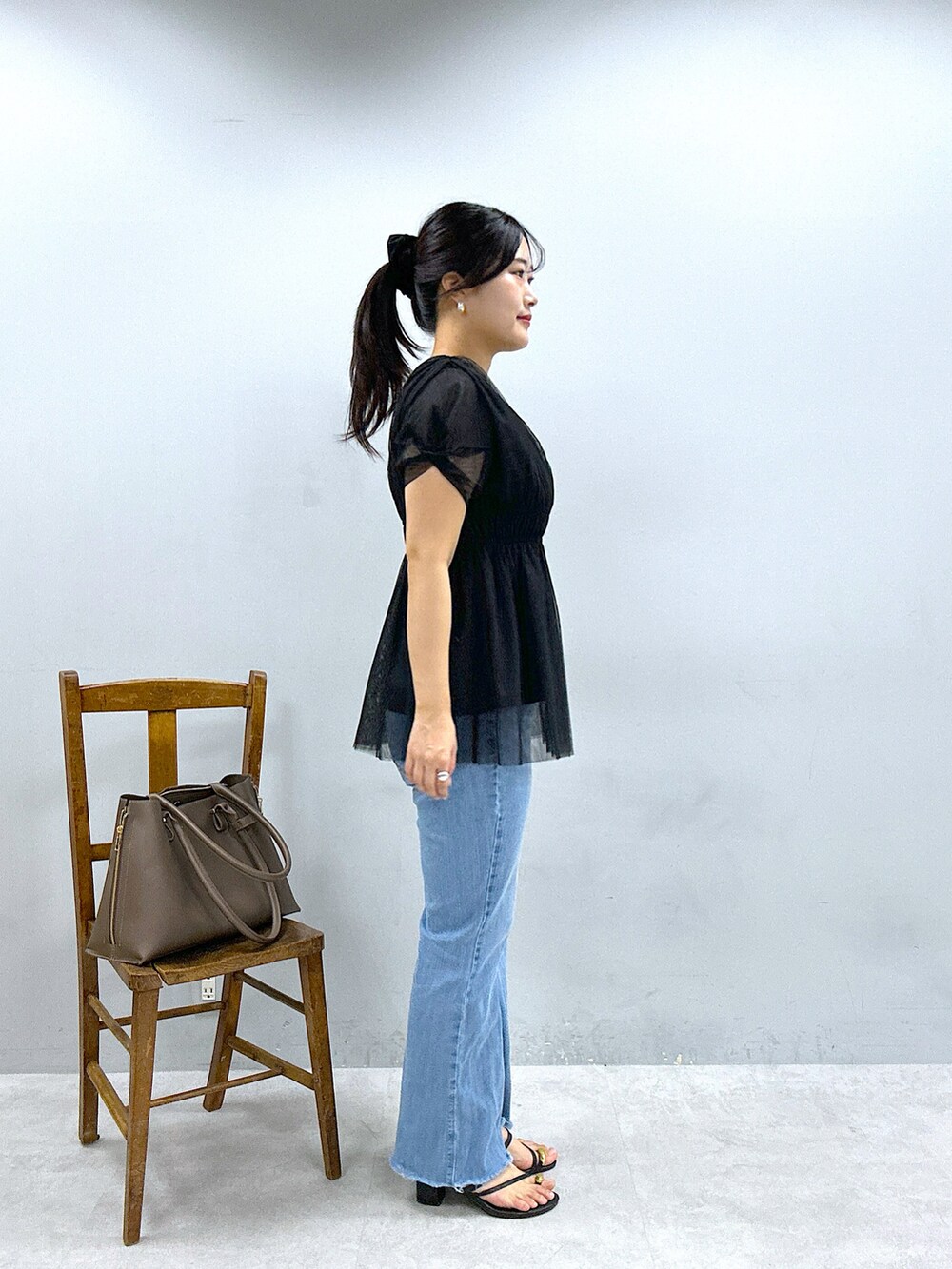 ブラック系のシャツ/ブラウスを着用したレディースの春コーディネートの2枚目の写真