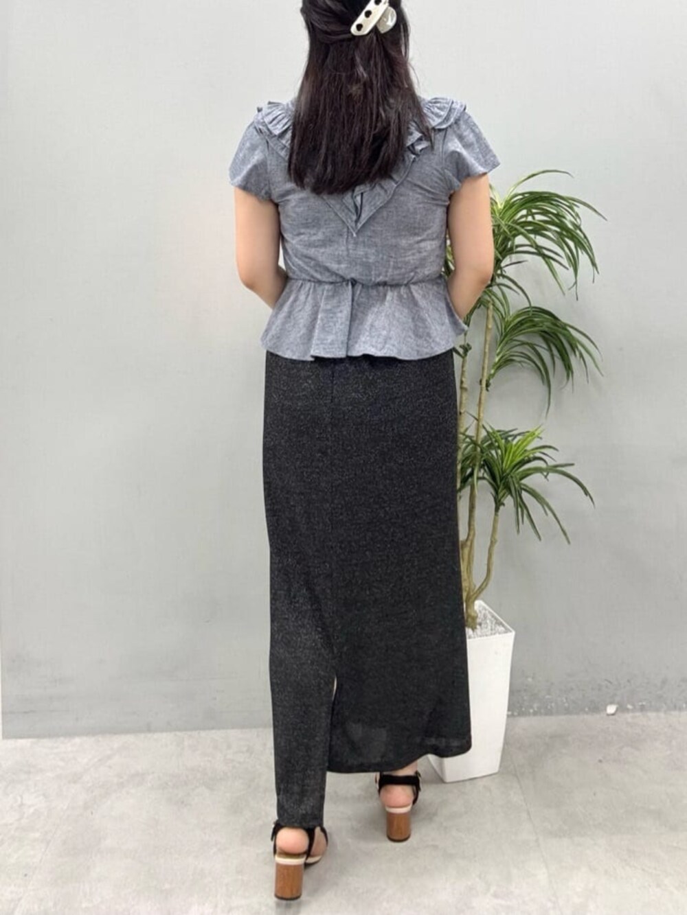 ブルー系のシャツ/ブラウス、ブラック系のスカートを着用したレディースの夏コーディネートの3枚目の写真