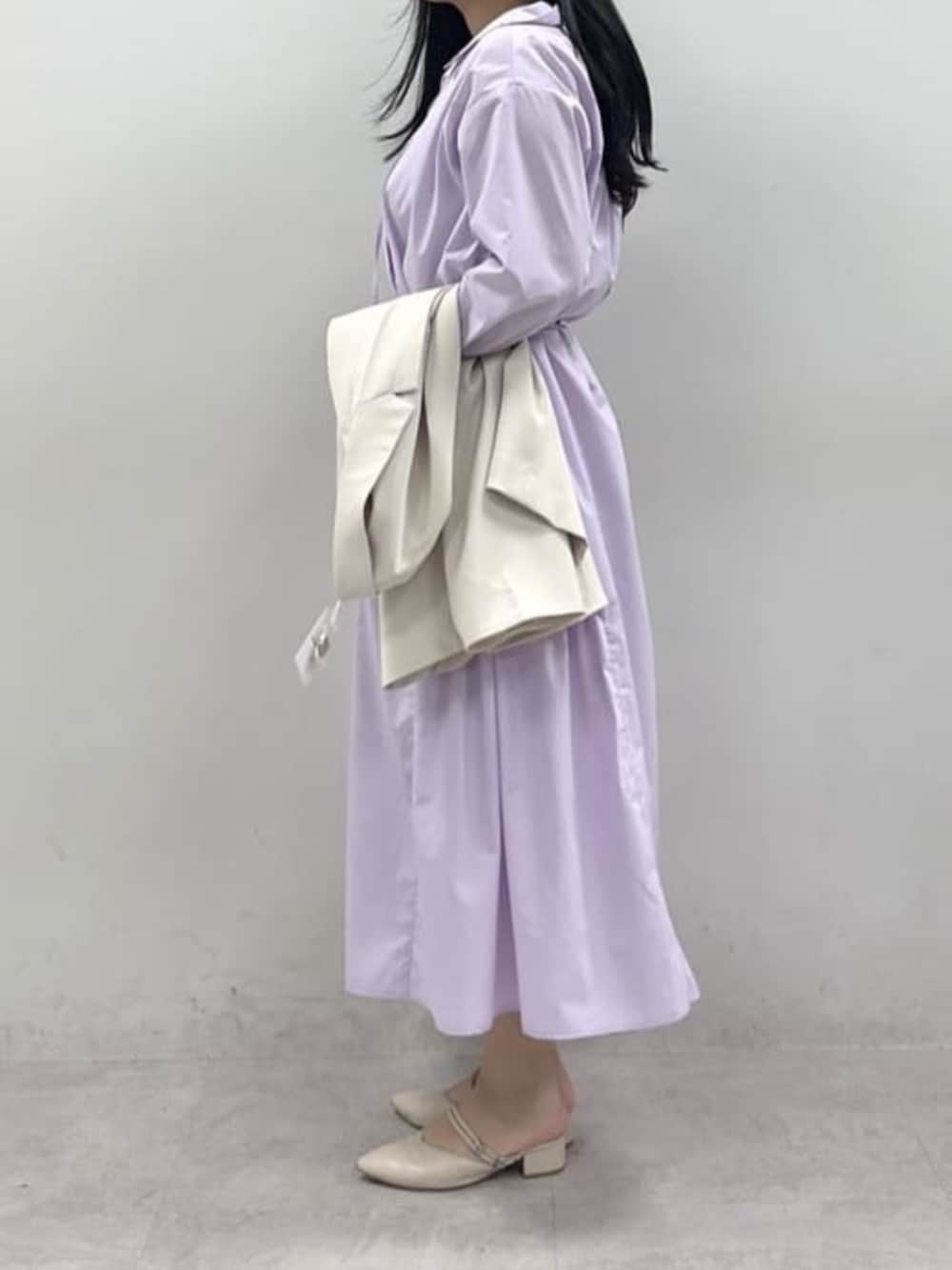 ホワイト系のテーラードジャケット、パープル系のシャツワンピースを着用したレディースの春コーディネートの2枚目の写真