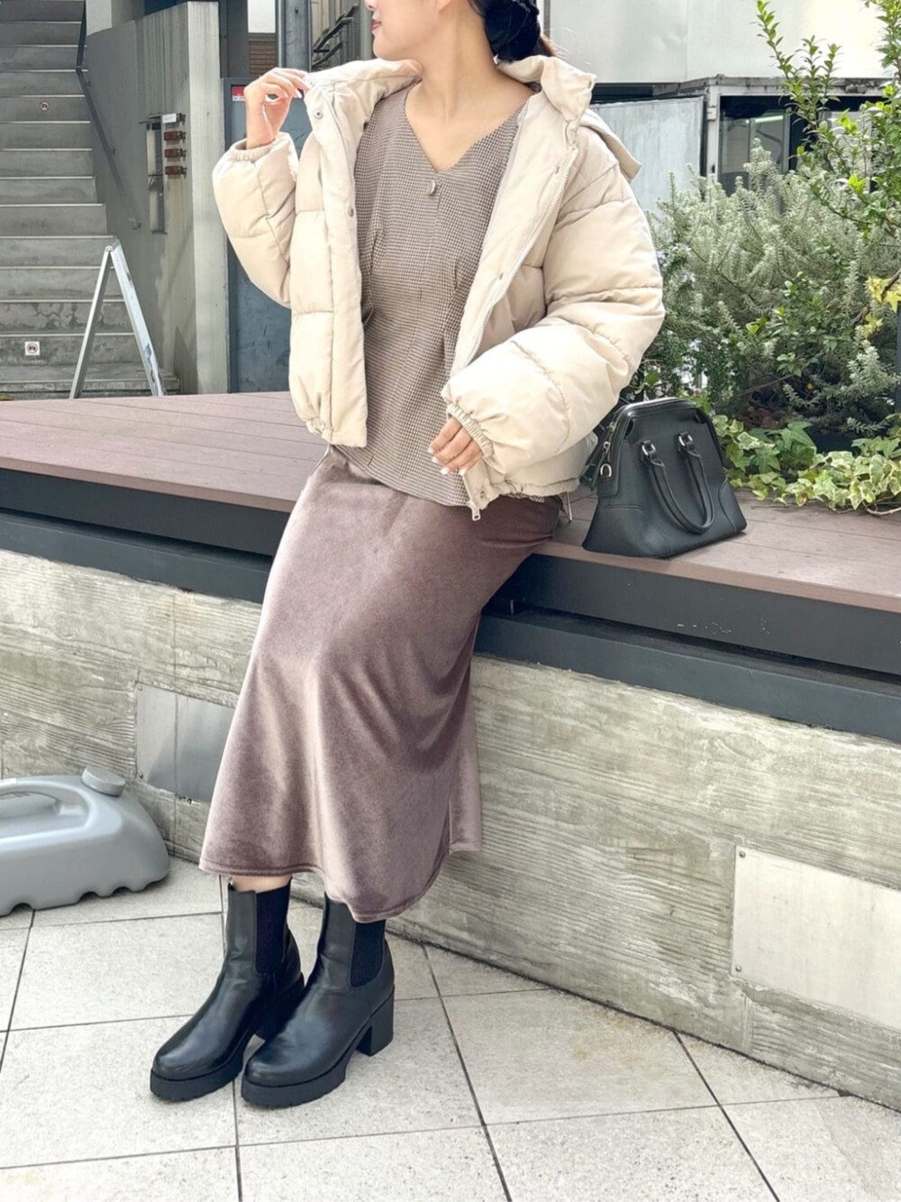 その他のシャツ/ブラウス、ブラウン系のスカート、ホワイト系のダウンジャケット/コートを着用したレディースの秋コーディネートの2枚目の写真