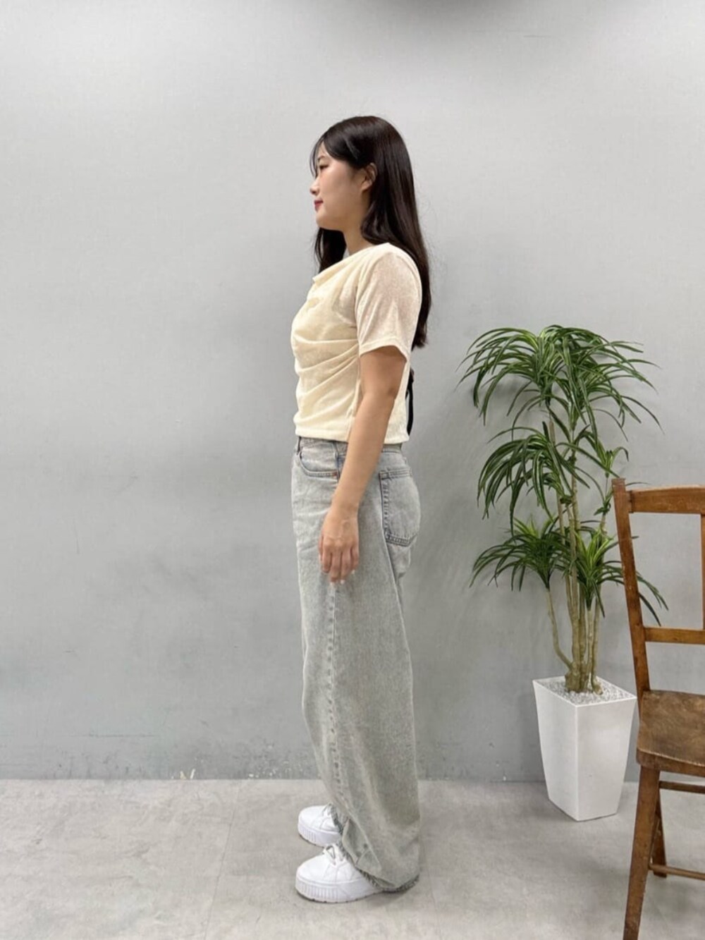 ホワイト系のTシャツ/カットソーを着用したレディースの夏コーディネートの2枚目の写真