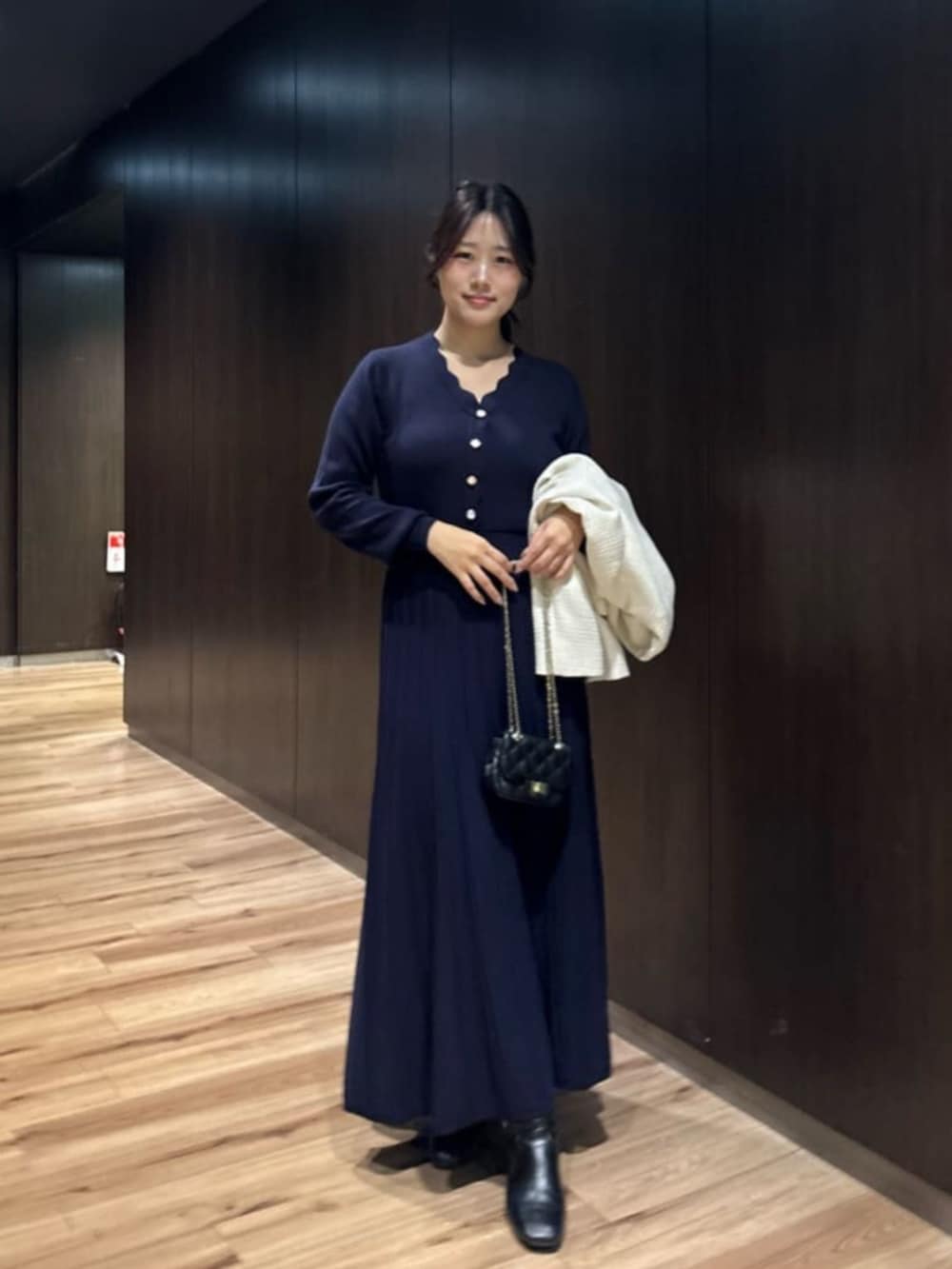 ブルー系のワンピースを着用したレディースの冬コーディネートの2枚目の写真