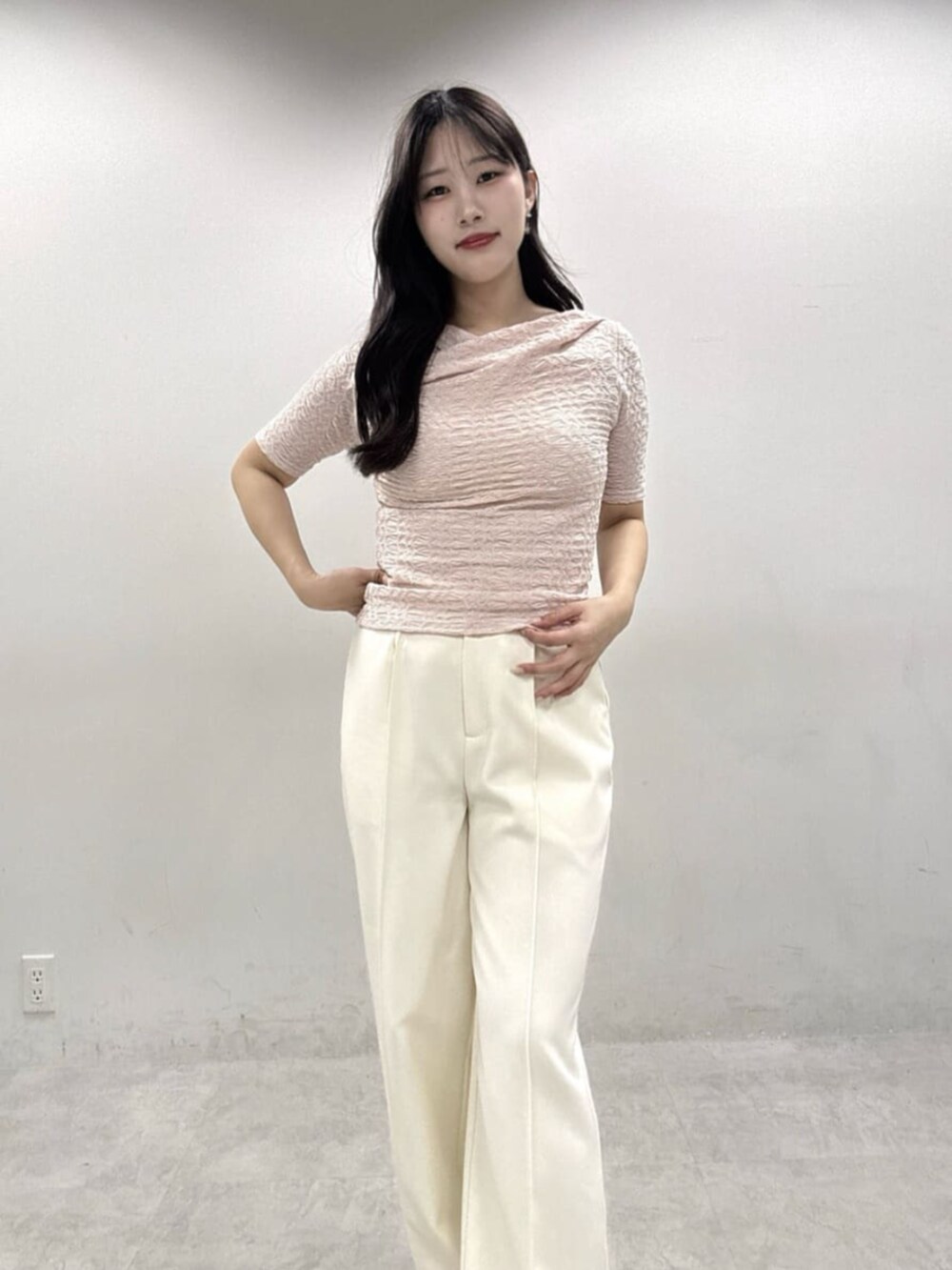 ホワイト系のスラックス、ピンク系のTシャツ/カットソーを着用したレディースの春コーディネートの3枚目の写真