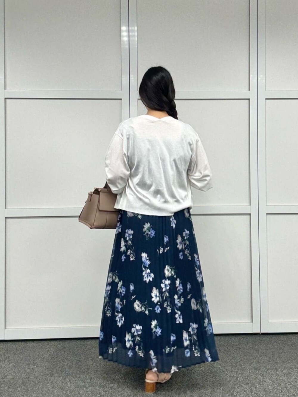 ホワイト系のカーディガン/ボレロ、ブラック系のその他パンツを着用したレディースの夏コーディネートの5枚目の写真