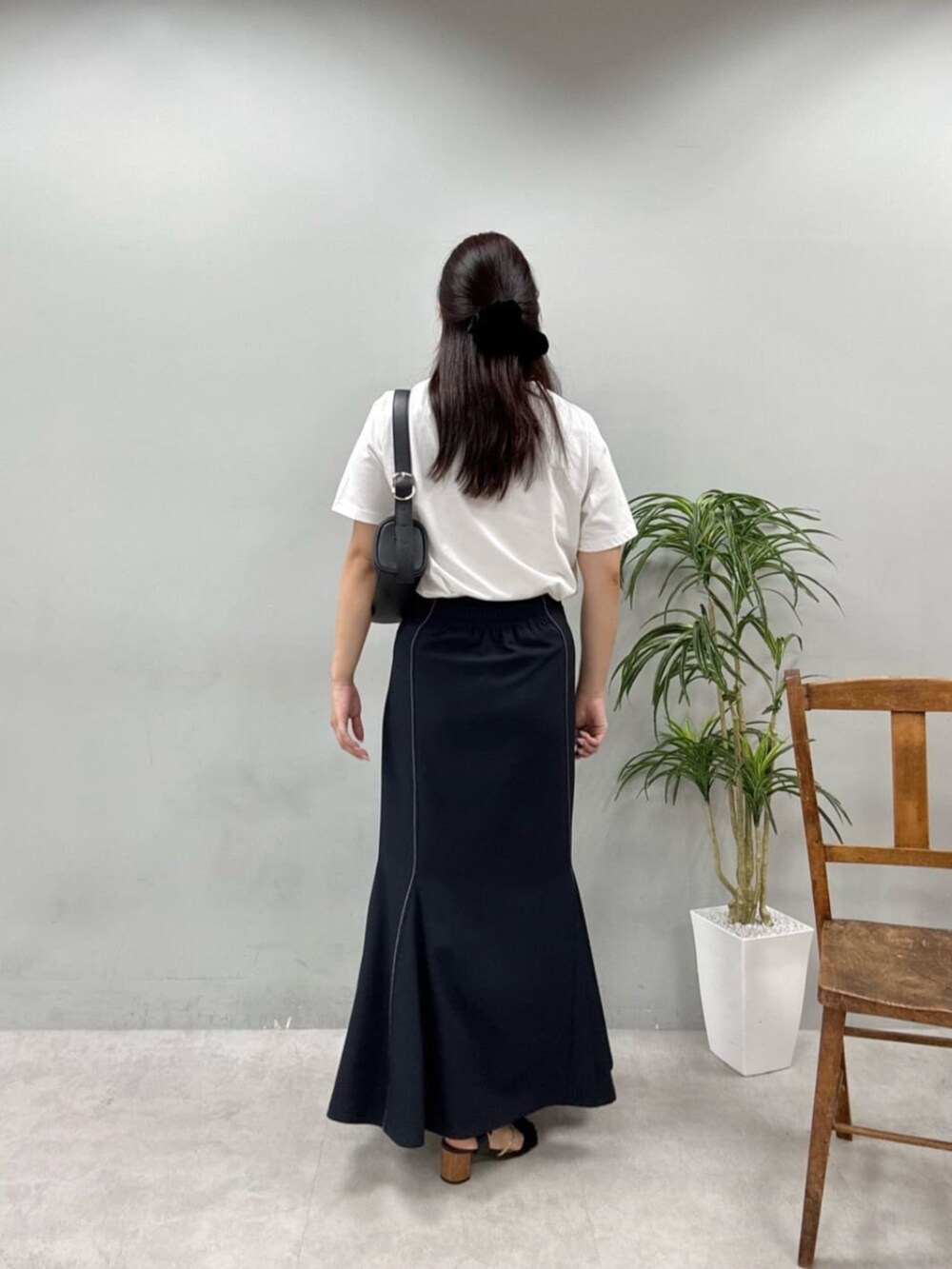 ブルー系のスカート、その他のTシャツ/カットソーを着用したレディースの夏コーディネートの3枚目の写真