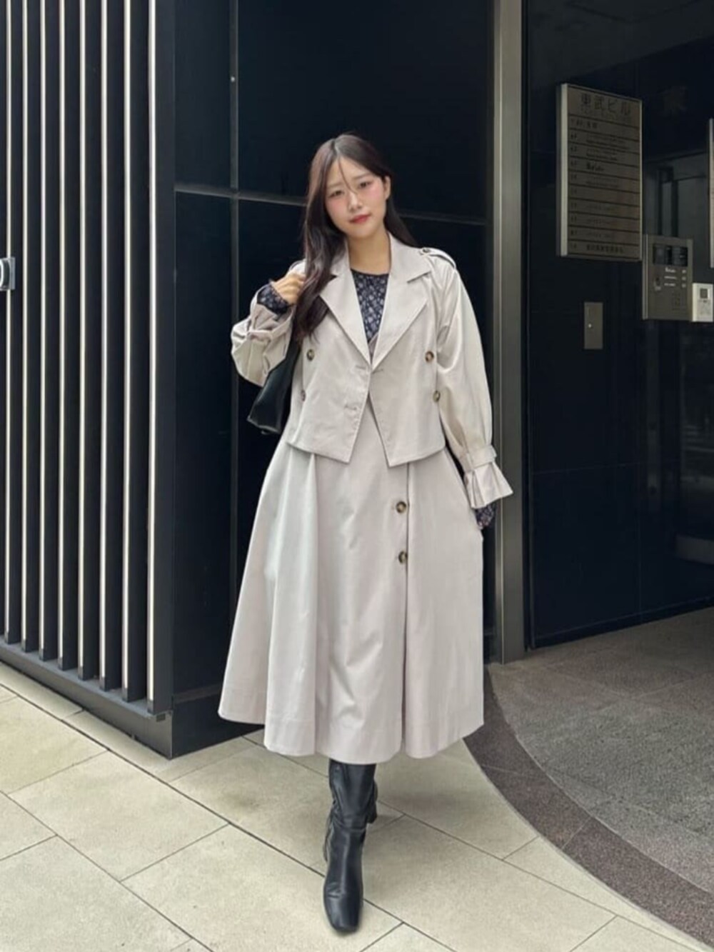 ブルー系のTシャツ/カットソー、グレー系のスカート、ホワイト系のワンピースを着用したレディースの冬コーディネートの2枚目の写真