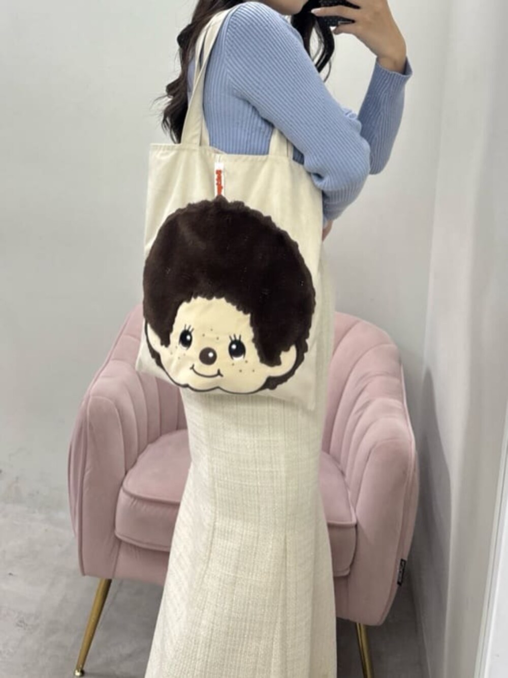ホワイト系のスカート、ホワイト系のトートバッグ、ブルー系のニット/セーターを着用したレディースの冬コーディネートの3枚目の写真