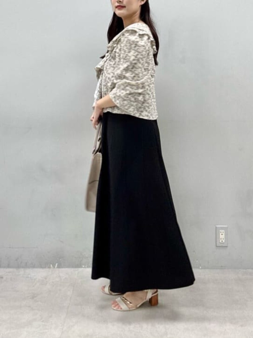 その他のシャツ/ブラウス、ブラック系のワンピースを着用したレディースの夏コーディネートの2枚目の写真