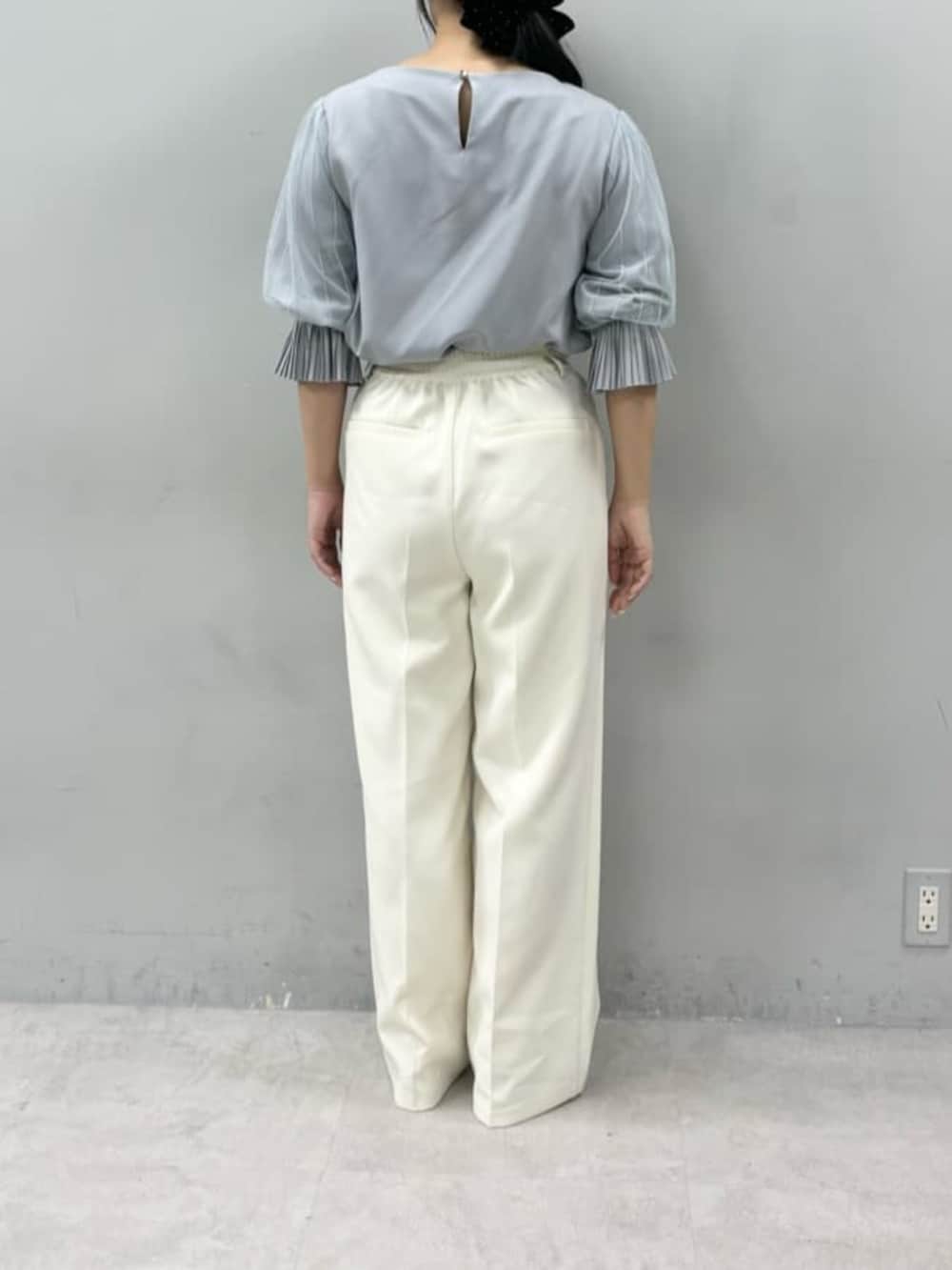 ホワイト系のスラックス、ブルー系のシャツ/ブラウスを着用したレディースの冬コーディネートの3枚目の写真