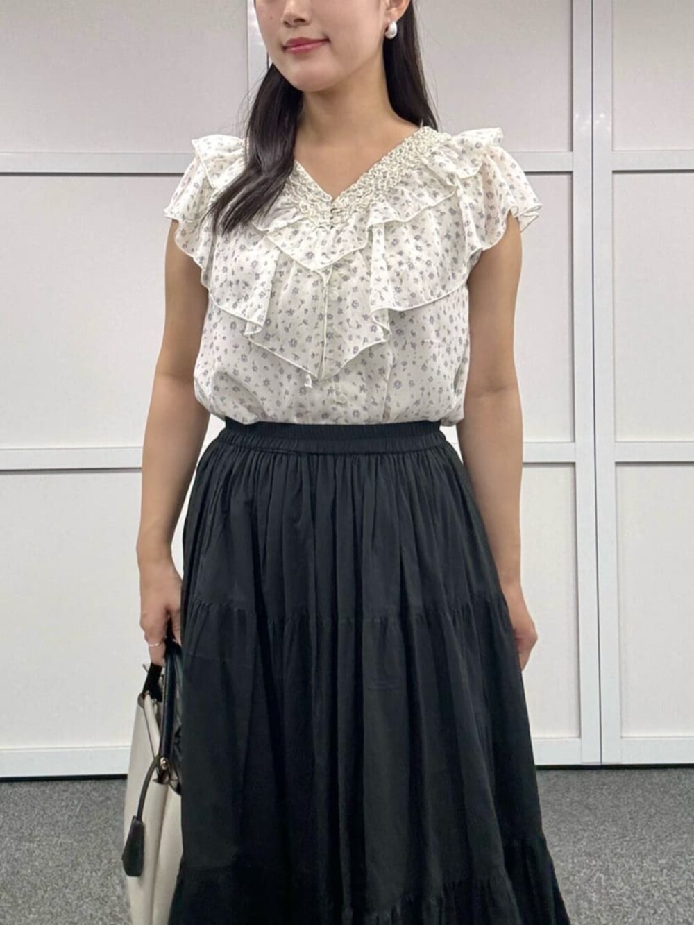 その他のシャツ/ブラウス、ブラック系のスカートを着用したレディースの夏コーディネートの4枚目の写真