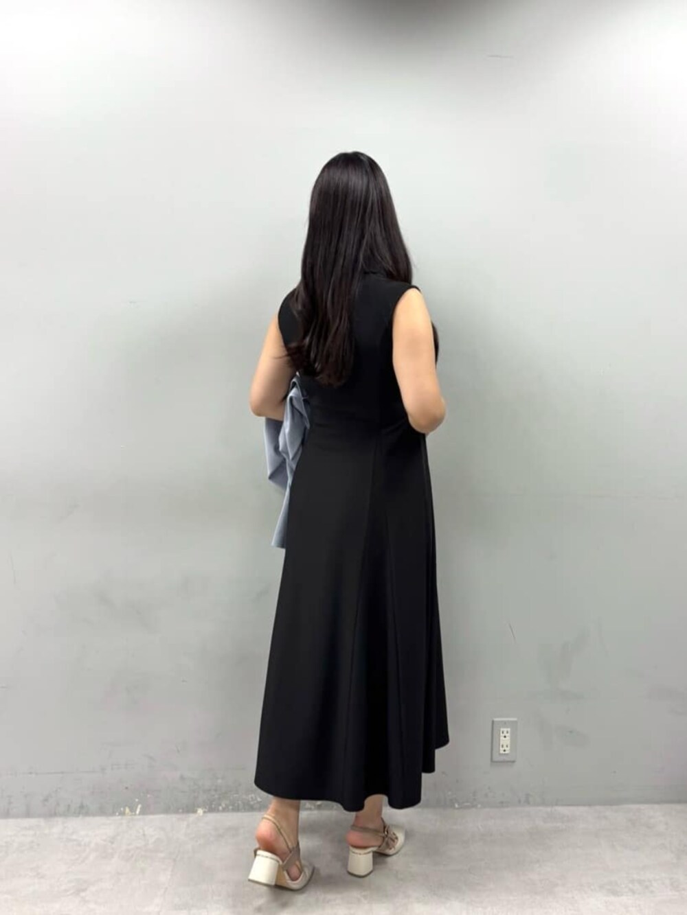 ブラック系のワンピースを着用したレディースの春コーディネートの3枚目の写真