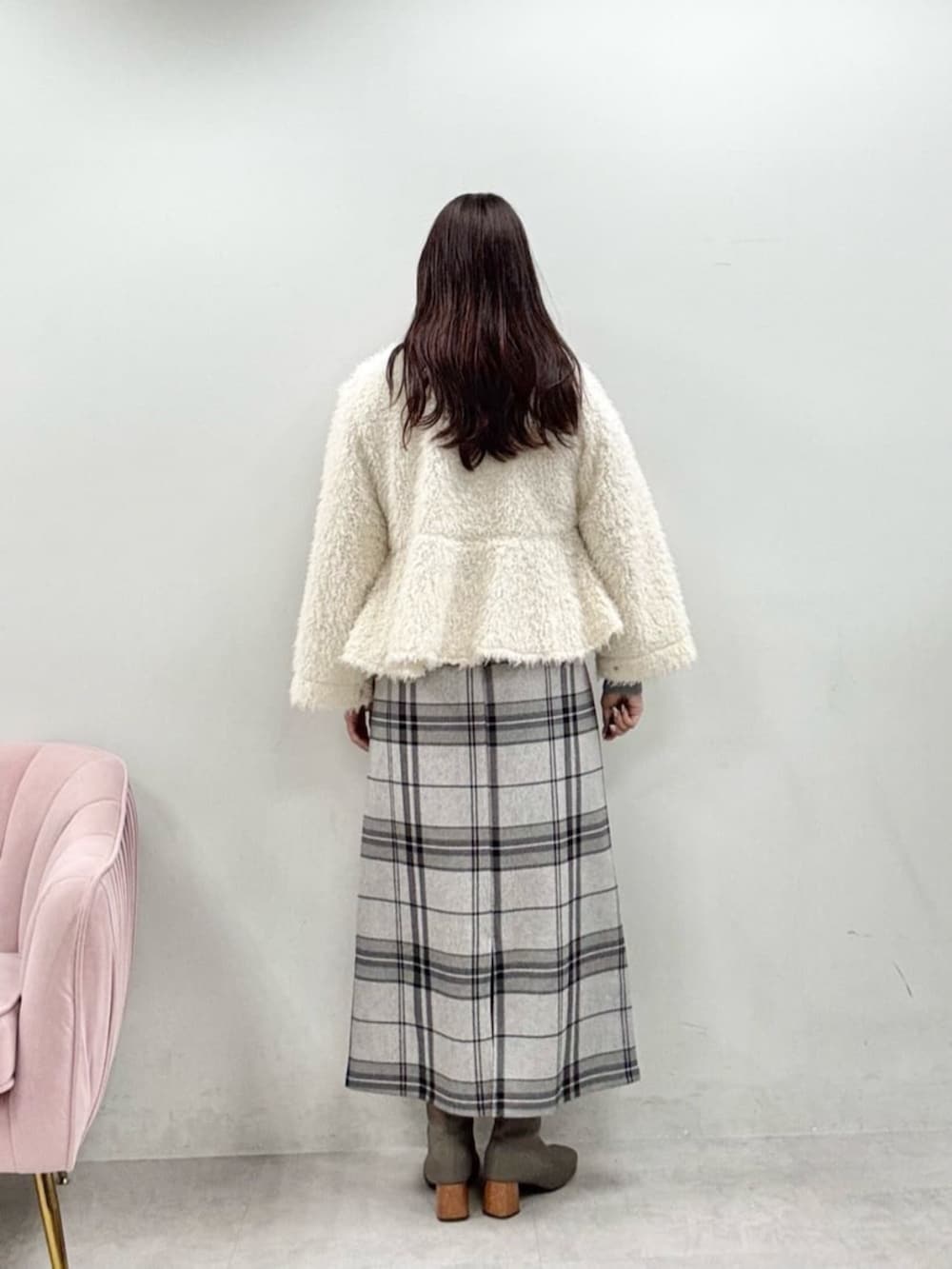 その他のスカート、ホワイト系のノーカラージャケット、グレー系のニット/セーターを着用したレディースの秋コーディネートの3枚目の写真