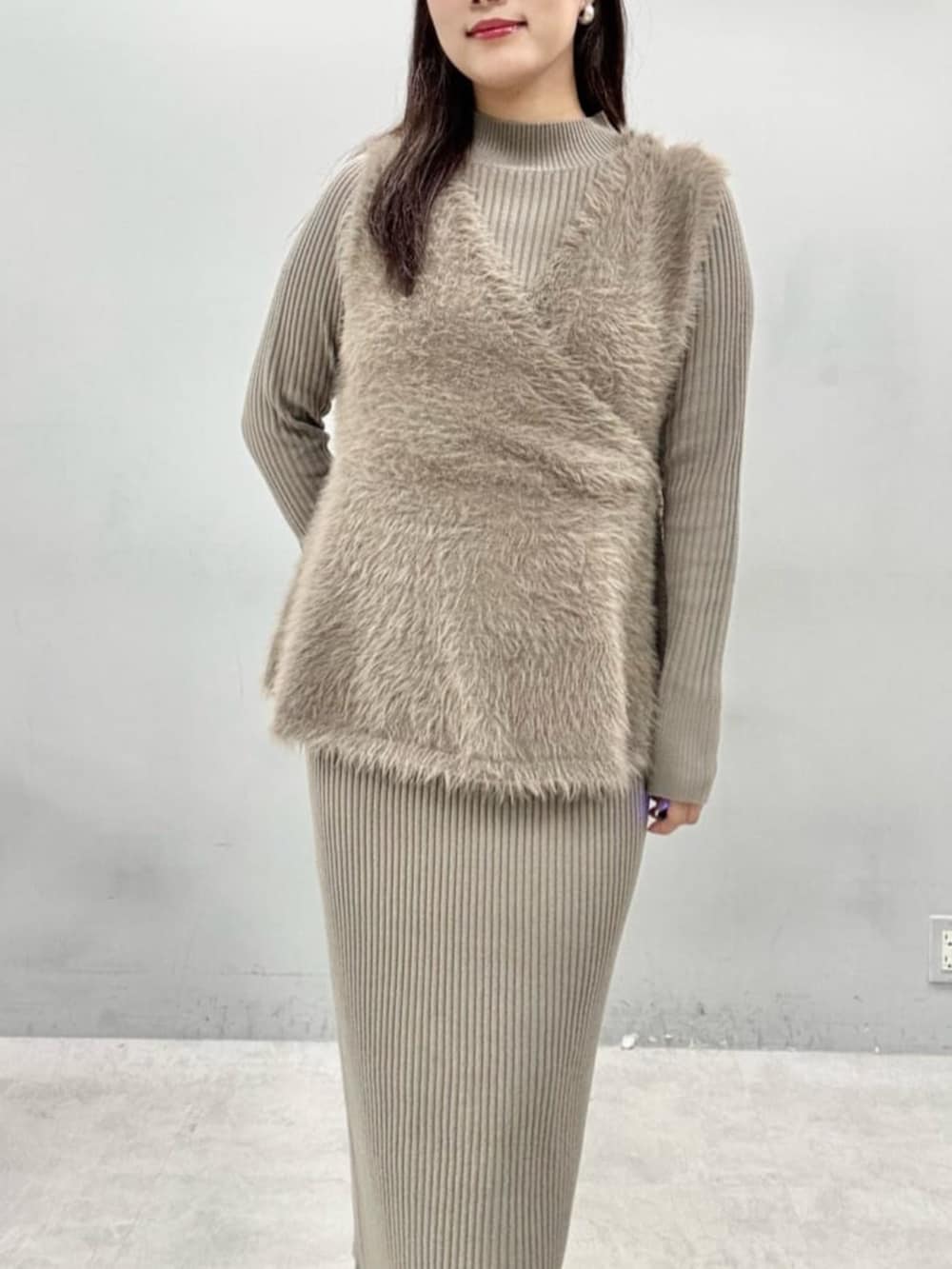 ブラウン系のワンピースを着用したレディースの秋コーディネートの5枚目の写真