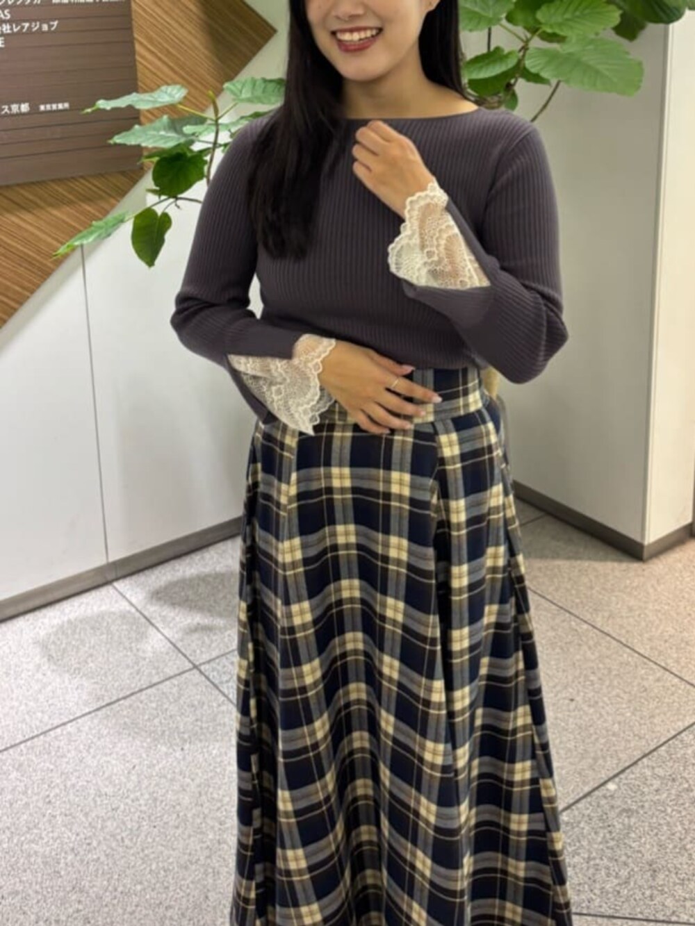 ホワイト系のスカート、ブラック系のニット/セーターを着用したレディースの秋コーディネートの4枚目の写真