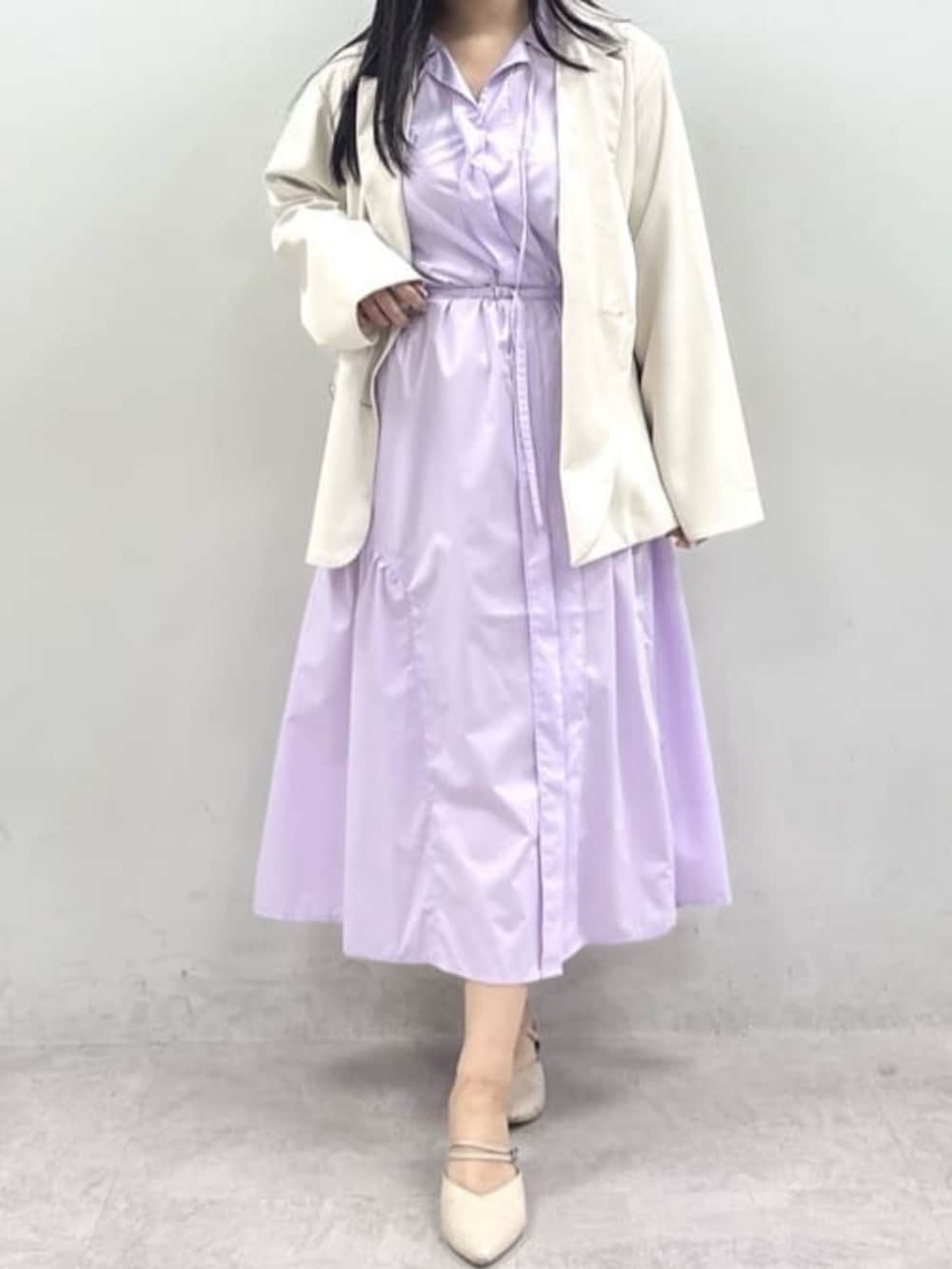 ホワイト系のテーラードジャケット、パープル系のシャツワンピースを着用したレディースの春コーディネートの4枚目の写真