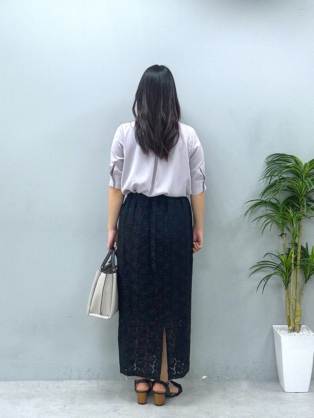 ブラック系のその他シューズ、グレー系のショルダーバッグ、ブラック系のスカートを着用したレディースの春コーディネートの3枚目の写真