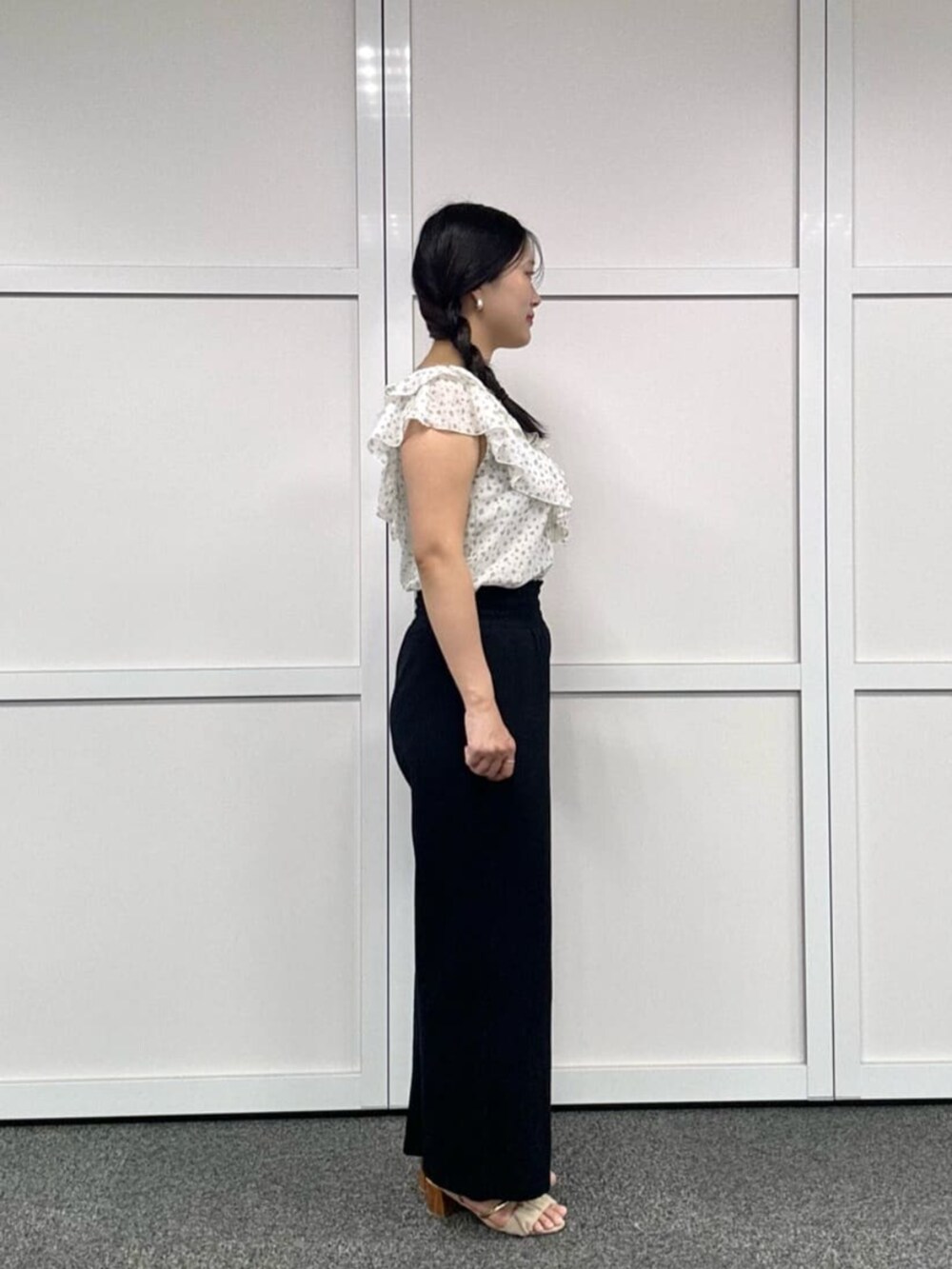 ブラック系のその他パンツ、その他のシャツ/ブラウスを着用したレディースの夏コーディネートの2枚目の写真