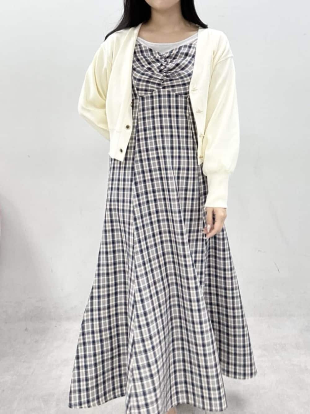 グレー系のサンダル、ブルー系のワンピース、ホワイト系のカーディガン/ボレロを着用したレディースの冬コーディネートの4枚目の写真