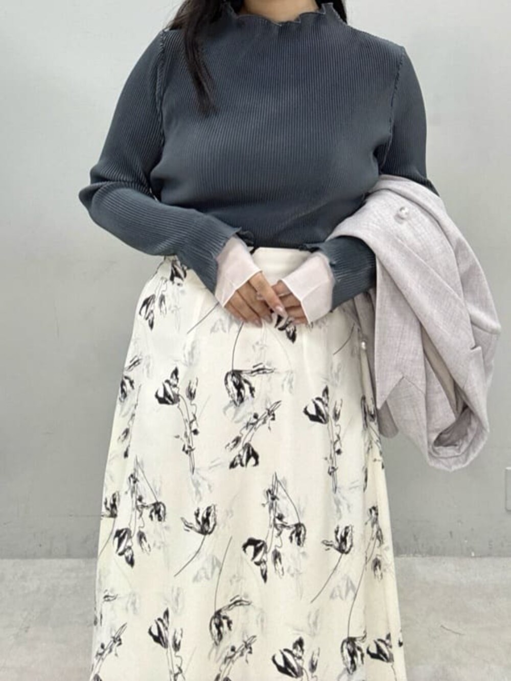 ホワイト系のスカート、グレー系のテーラードジャケット、グレー系のTシャツ/カットソーを着用したレディースの冬コーディネートの4枚目の写真