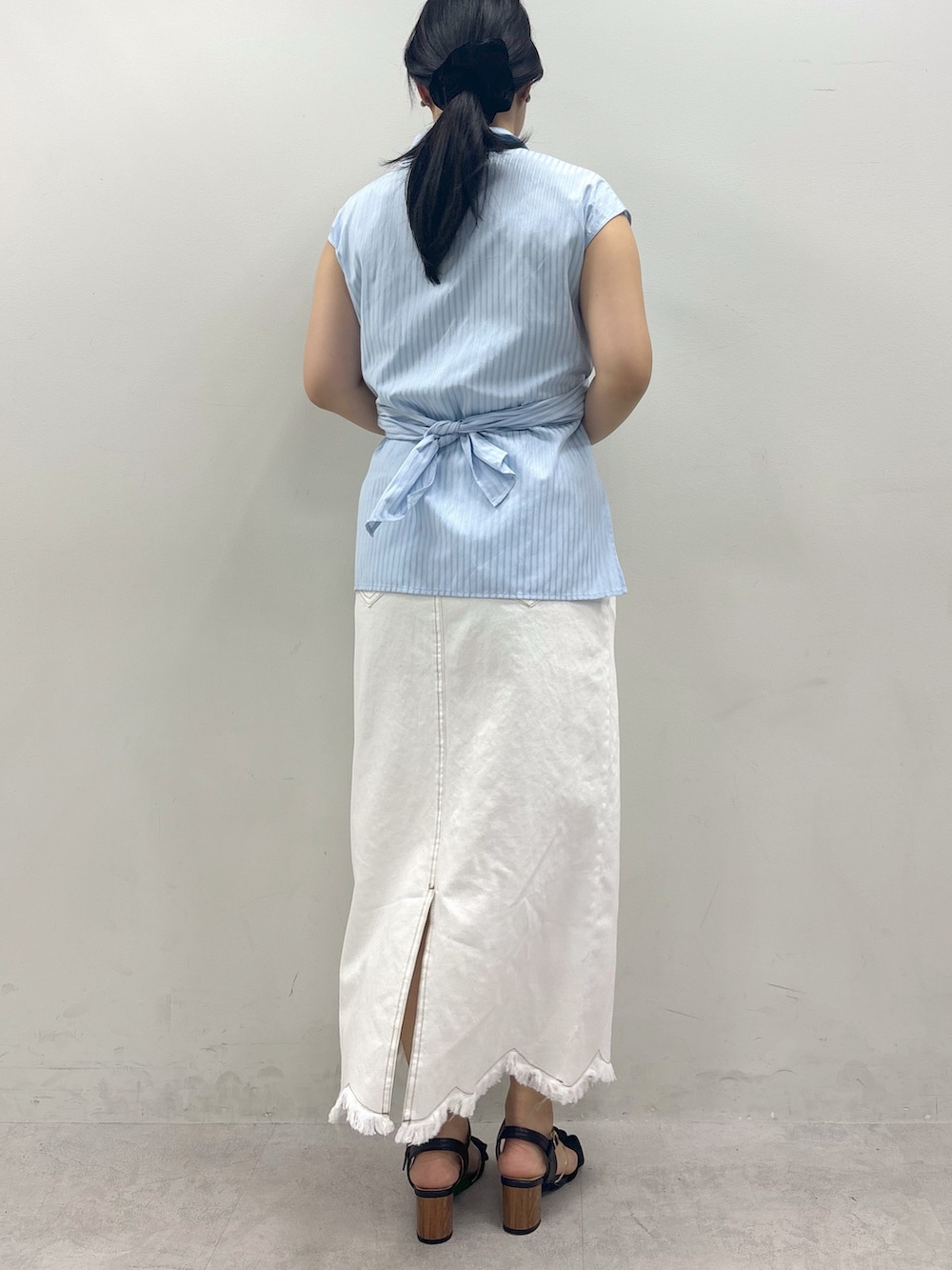 ブルー系のシャツ/ブラウス、ホワイト系のスカートを着用したレディースの春コーディネートの3枚目の写真