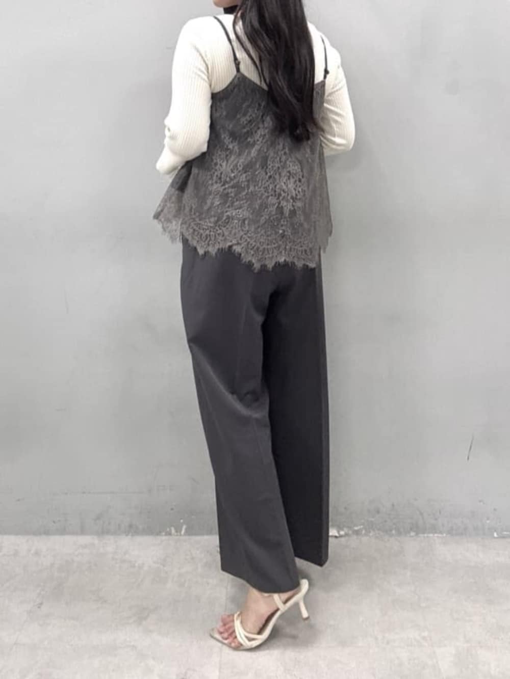 グレー系のその他パンツ、ホワイト系のニット/セーターを着用したレディースの夏コーディネートの8枚目の写真