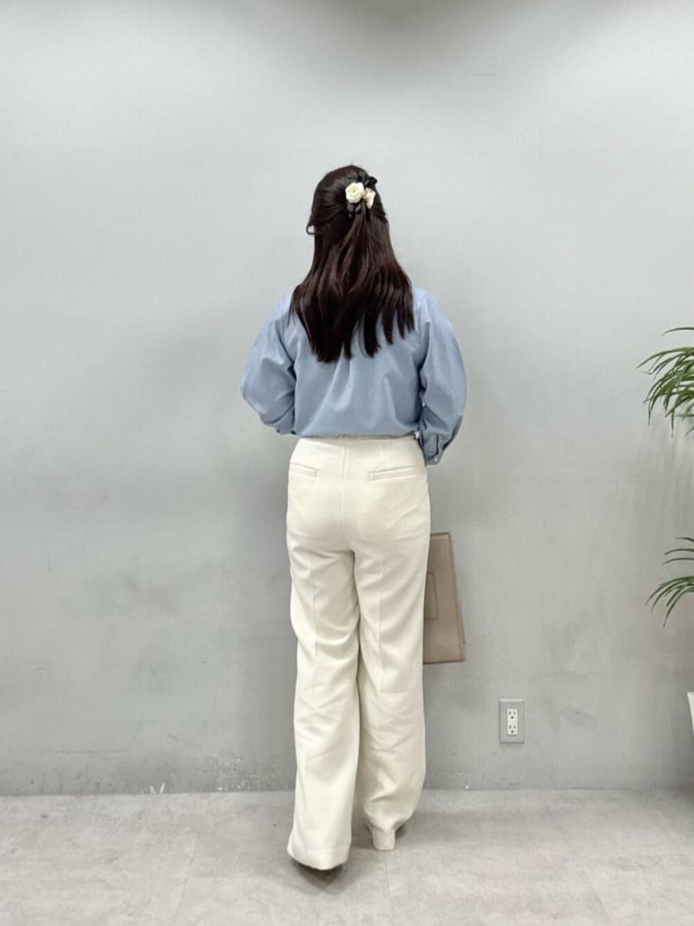 ホワイト系のその他パンツ、ブルー系のシャツ/ブラウスを着用したレディースの夏コーディネートの3枚目の写真