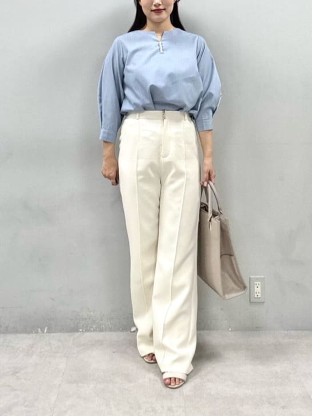 ホワイト系のその他パンツ、ブルー系のシャツ/ブラウスを着用したレディースの夏コーディネートの4枚目の写真