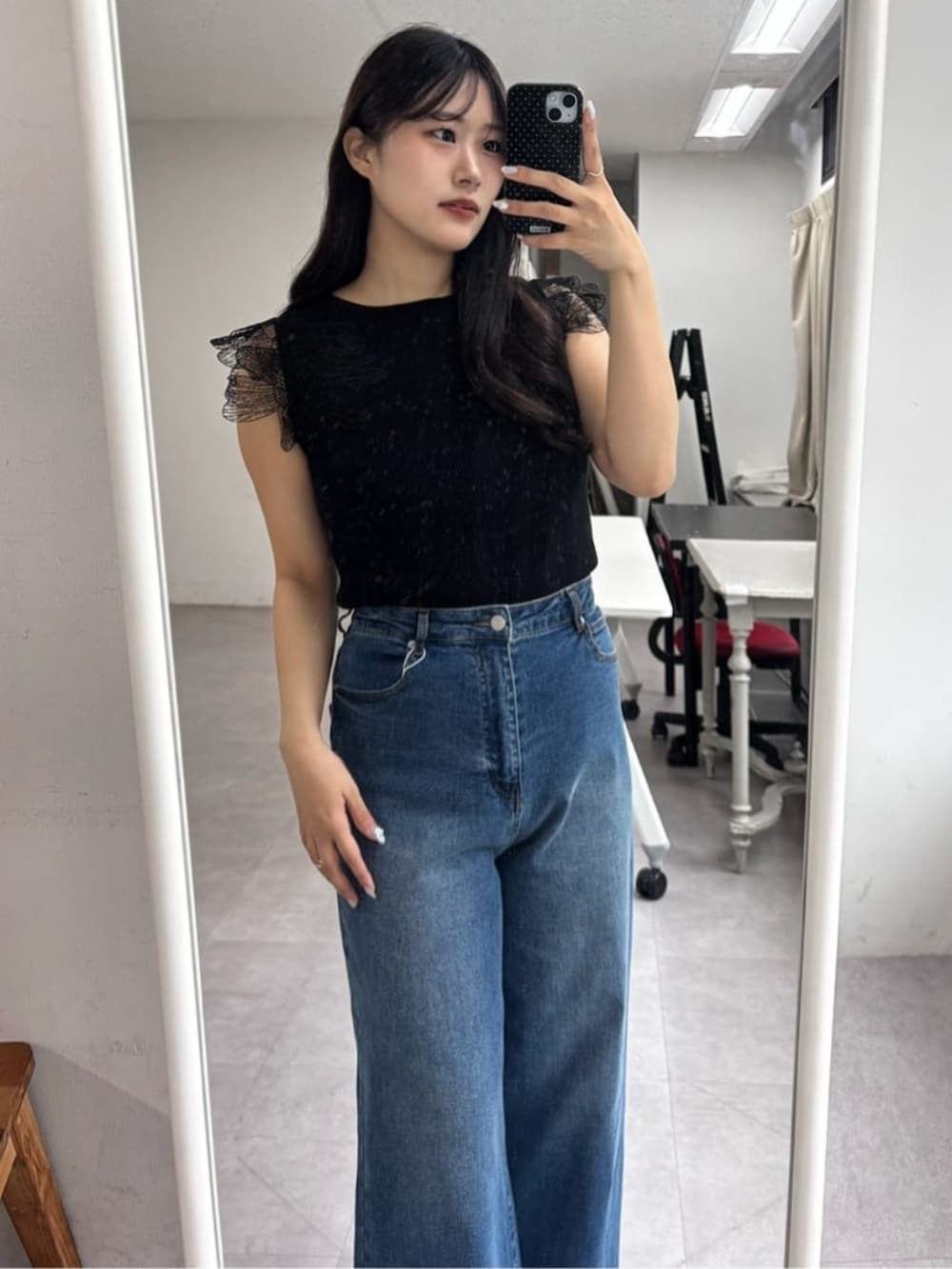 ブルー系のデニムパンツ、ブラック系のニット/セーターを着用したレディースの夏コーディネートの5枚目の写真