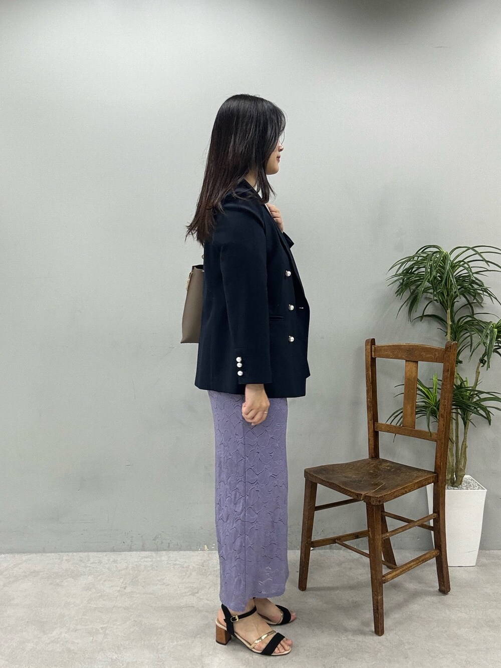 ブラウン系のショルダーバッグ、グレー系のシャツ/ブラウス、ブルー系のその他アウターを着用したレディースの春コーディネートの4枚目の写真