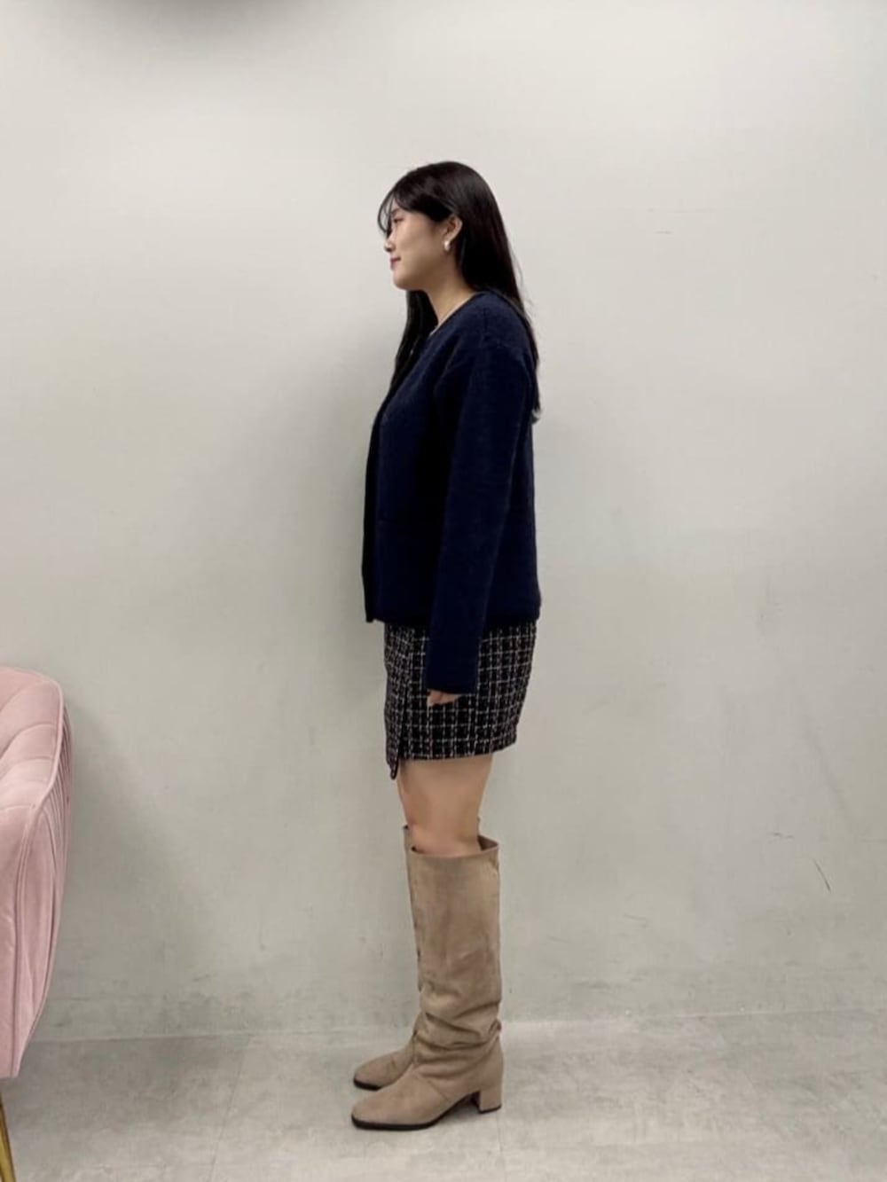 その他のスカート、ブルー系のノーカラージャケット、ブラウン系のブーツを着用したレディースの秋コーディネートの2枚目の写真