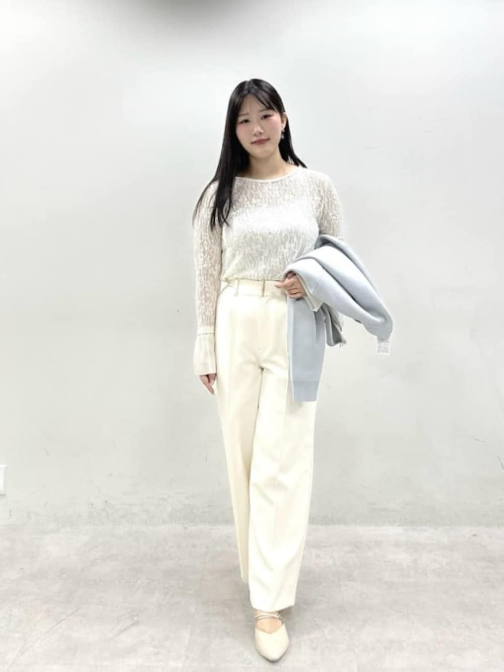 ホワイト系のTシャツ/カットソー、ホワイト系のスラックス、ブルー系のブルゾンを着用したレディースの春コーディネートの2枚目の写真