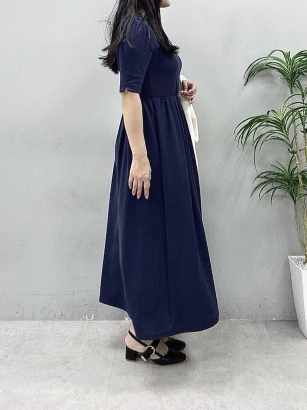 ホワイト系のマウンテンパーカー、ブルー系のワンピースを着用したレディースの春コーディネートの5枚目の写真