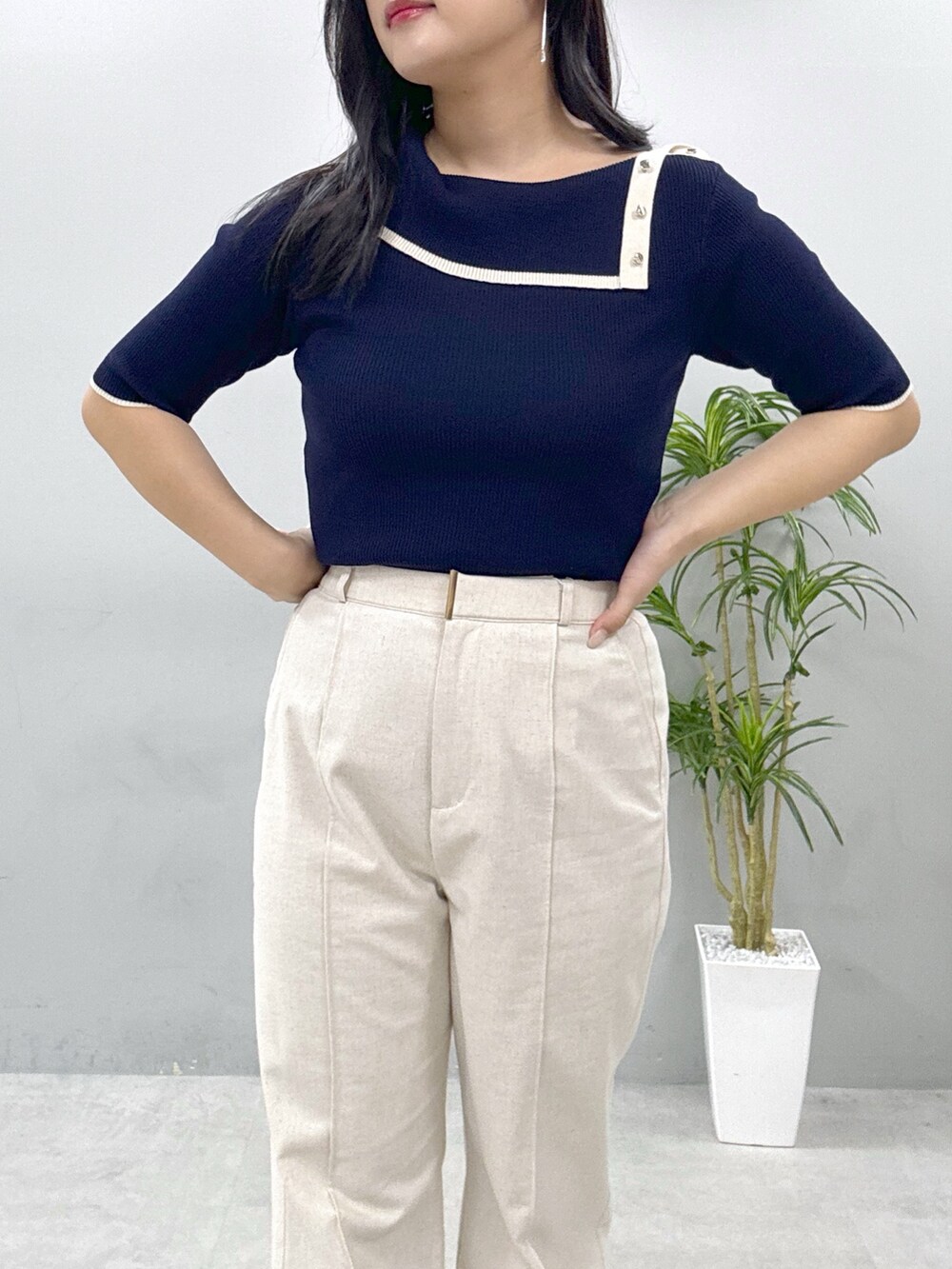 ホワイト系のショルダーバッグ、ベージュ系のその他パンツ、ブルー系のニット/セーターを着用したレディースの春コーディネートの4枚目の写真