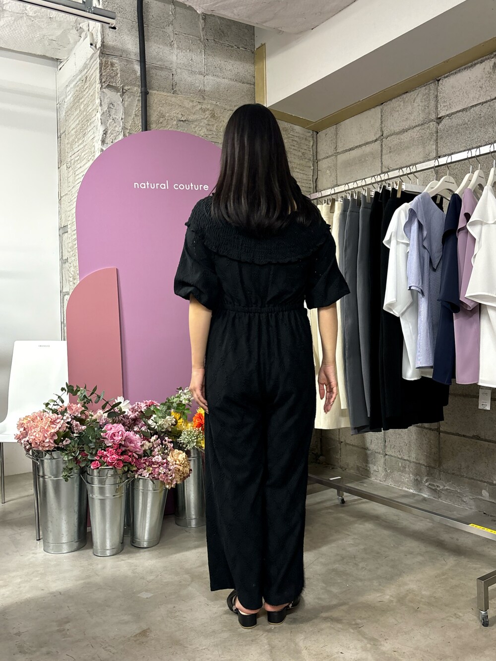 ブラック系のその他パンツを着用したレディースの春コーディネートの3枚目の写真