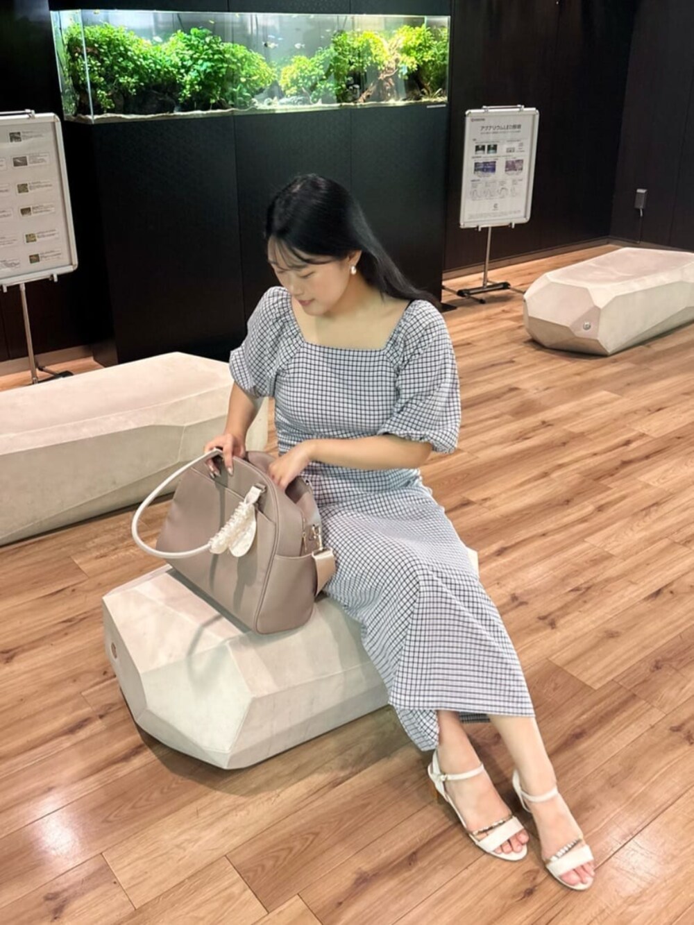 その他のワンピース、ベージュ系のボストンバッグを着用したレディースの秋コーディネートの5枚目の写真