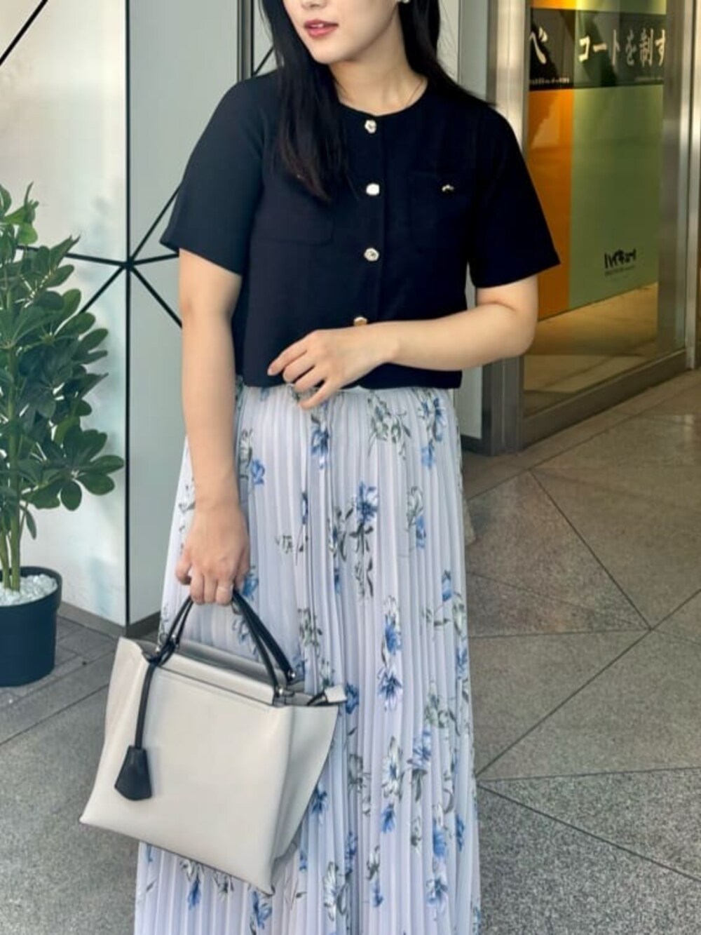 ブルー系のTシャツ/カットソー、ベージュ系のスカートを着用したレディースの夏コーディネートの3枚目の写真