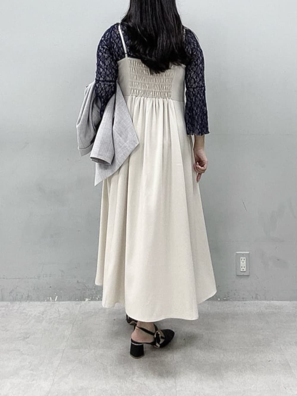 グレー系のテーラードジャケット、ホワイト系のワンピース、ブルー系のTシャツ/カットソーを着用したレディースの春コーディネートの6枚目の写真