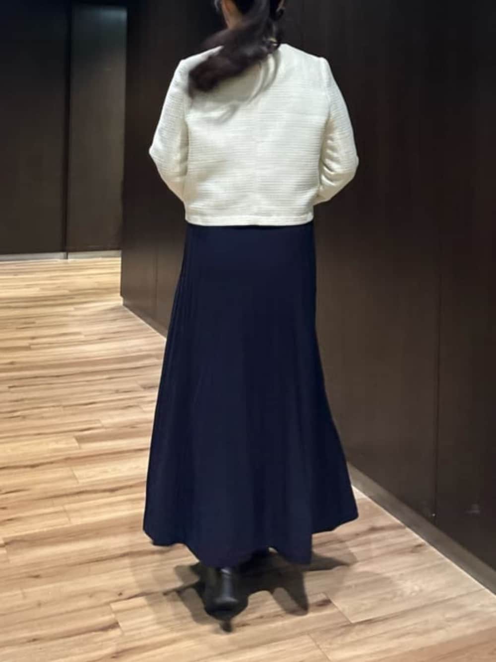 ブルー系のワンピースを着用したレディースの冬コーディネートの5枚目の写真